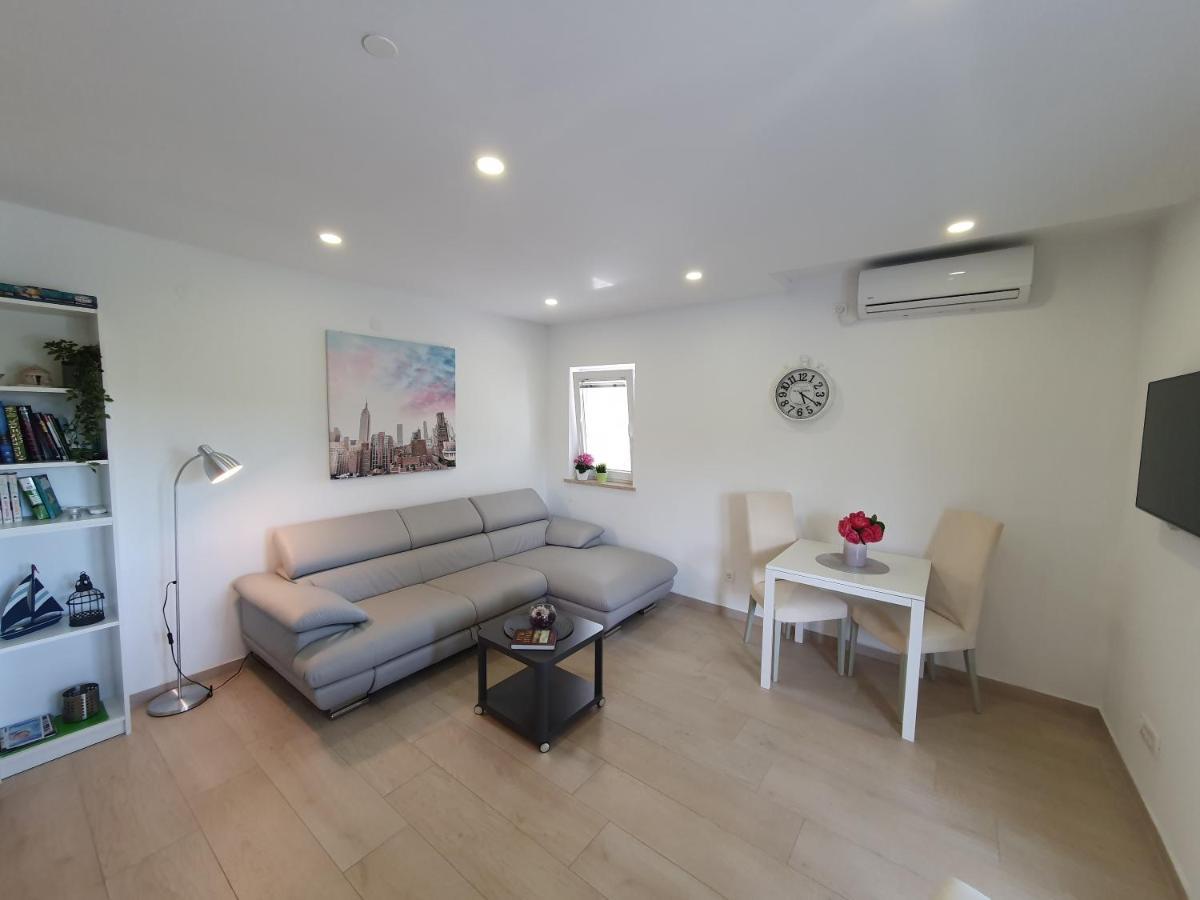 Apartmani Melanie Porec Bagian luar foto